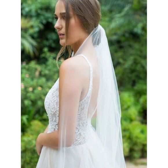 Brides & Hairpins Cristina Simple Veil Cathedral Ivory Single Tier Tulle, 106" - Picture 5 of 11